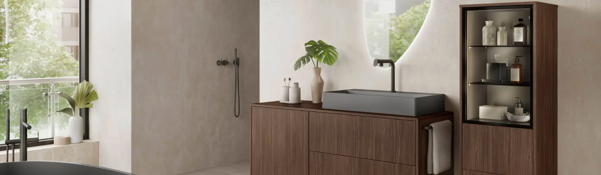 Modernes Badezimmer mit Holzschränken, einem eleganten schwarzen Waschbecken und Glasregalen mit Toilettenartikeln Modernes Badezimmer mit Holzschränken, einem eleganten schwarzen Waschbecken und Glasregalen mit Toilettenartikeln